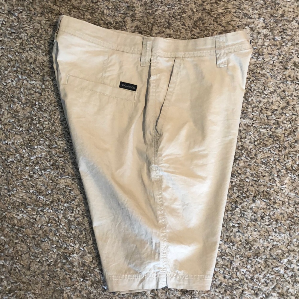 Men’s Columbia Lightweight Shorts Size 30 Cream